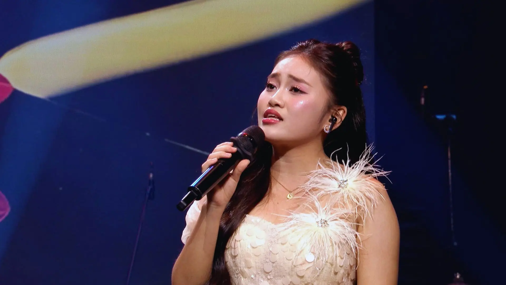 Đêm thấy ta là thác đổ